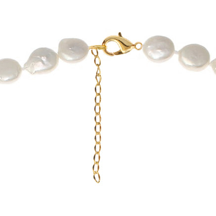 Slotje van witte zoetwater parelketting met coin parels en goud edelstaal | Little Coin Pearl