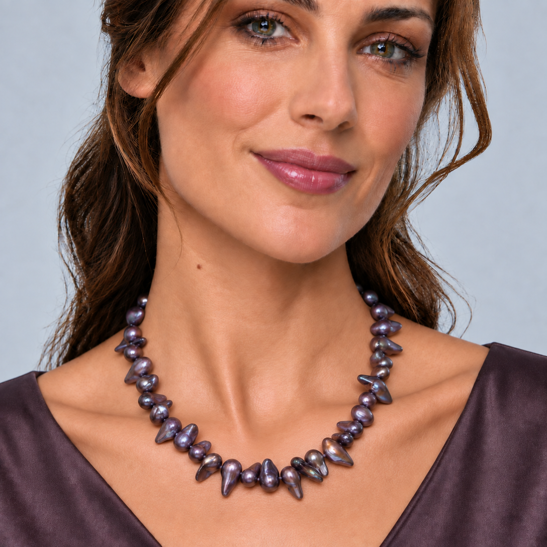 Handgeknoopte zoetwater parelketting met taupe kleurige parels en sterling zilver (925) op model | Pearl Blister Taupe