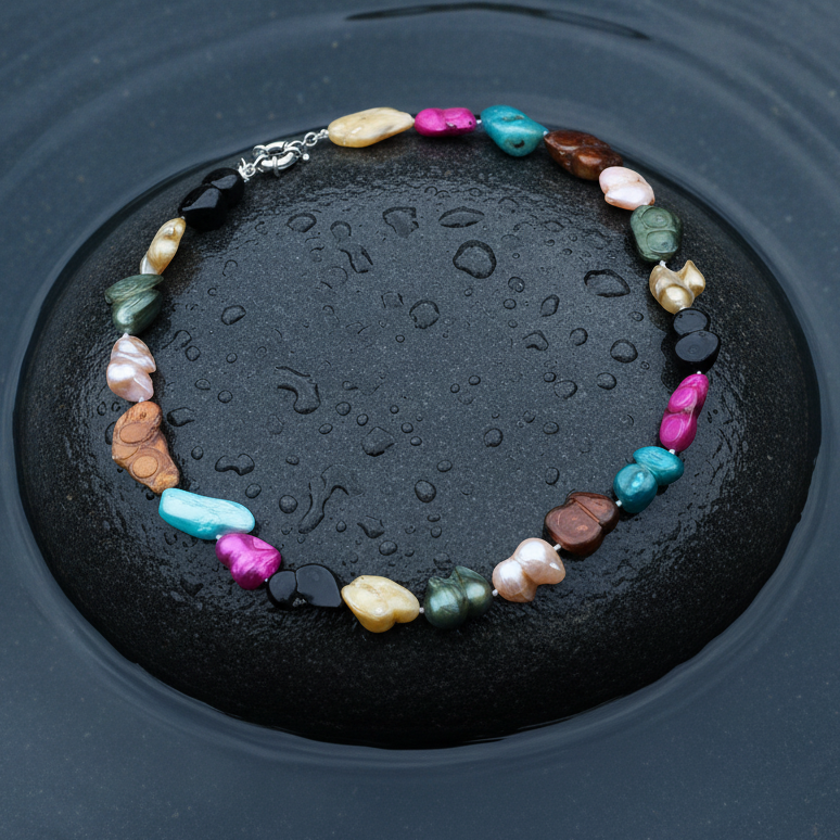 Handgeknoopte zoetwater parelketting met gekleurde parels liggend op steen in water | Pearl Peanut Color
