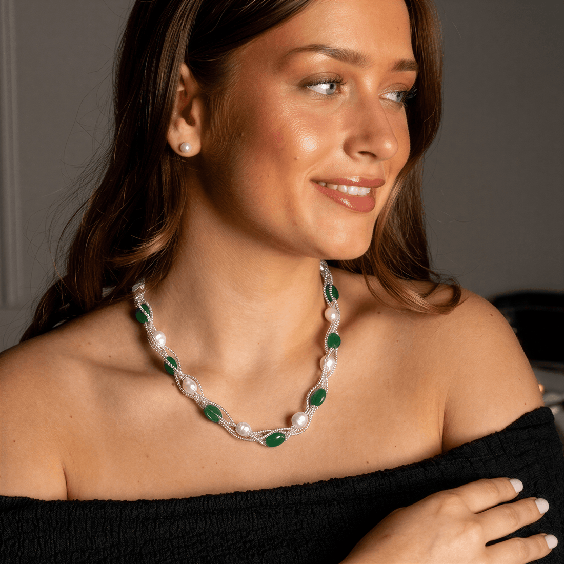 Witte zoetwater parelketting met groene kralen in 4 rijen op model | Twine Pearl Green Graass