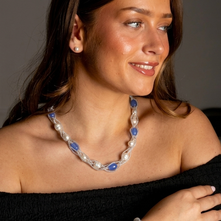 Witte zoetwater parelketting met licht blauwe glaskralen op model | Twine Pearl Heaven Blue