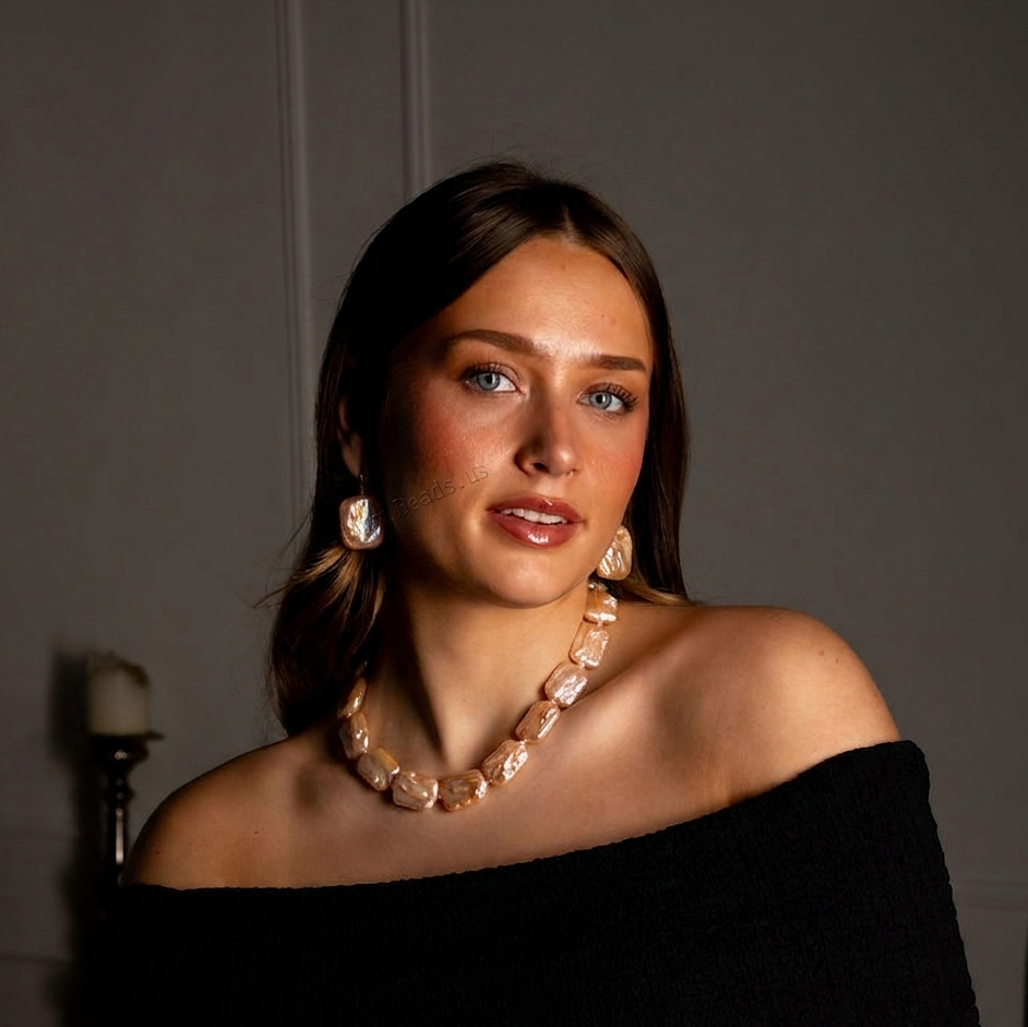 Zalm kleurige zoetwater parelketting met vierkante parels en sterling zilver (925) op model | Zena
