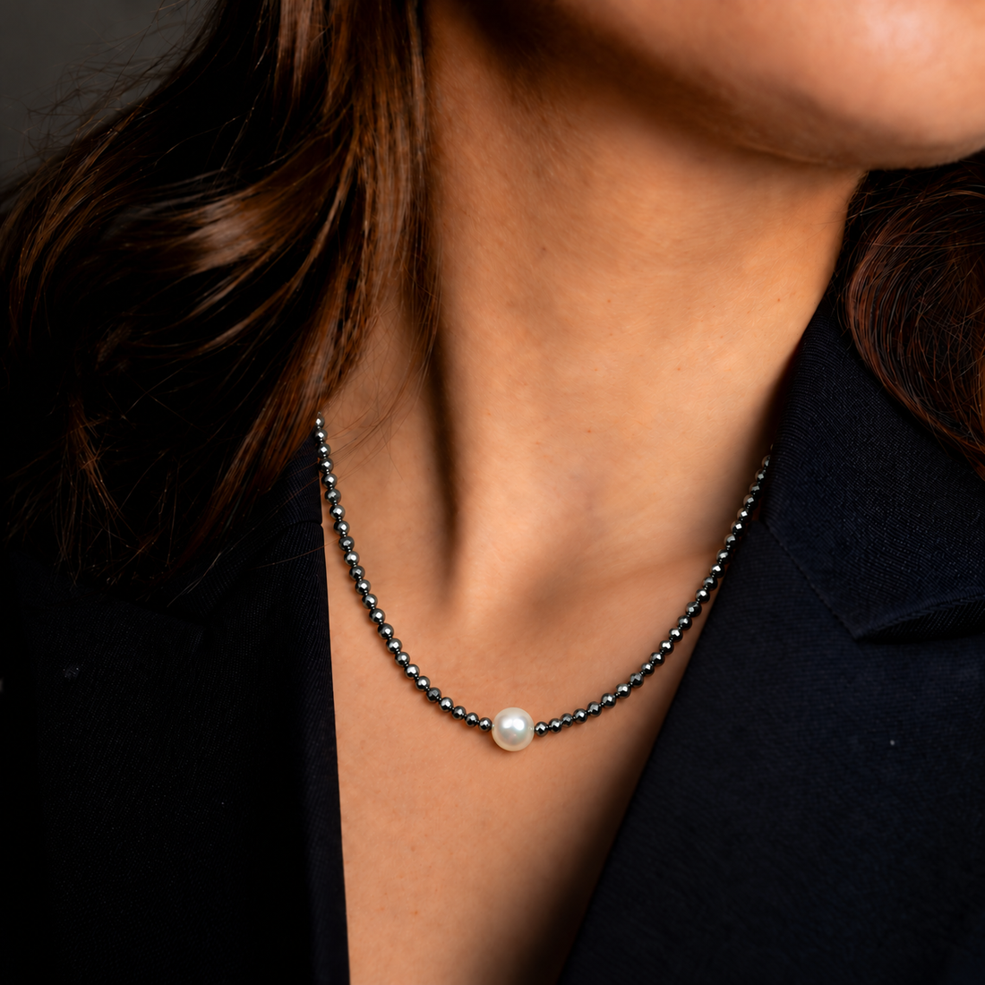 Zoetwater parelketting met witte parel, zwarte edelsteen hematiet en sterling zilver (925) op model | Hematite Pearl W