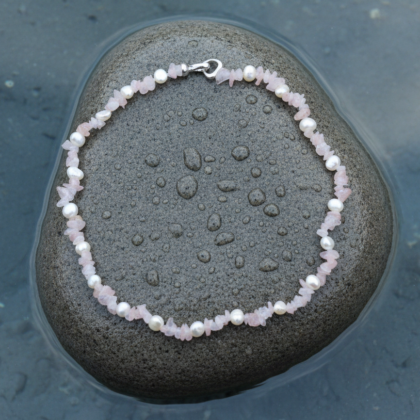 Bovenaanzicht parel en rozenkwarts chip ketting