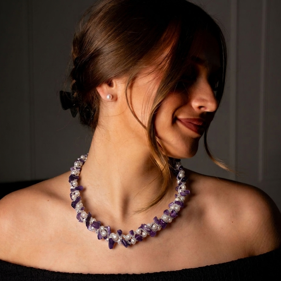 Zoetwater parelketting met witte parels, paarse edelsteen amethist en magneetslotje op model | Pearl White Amethyst