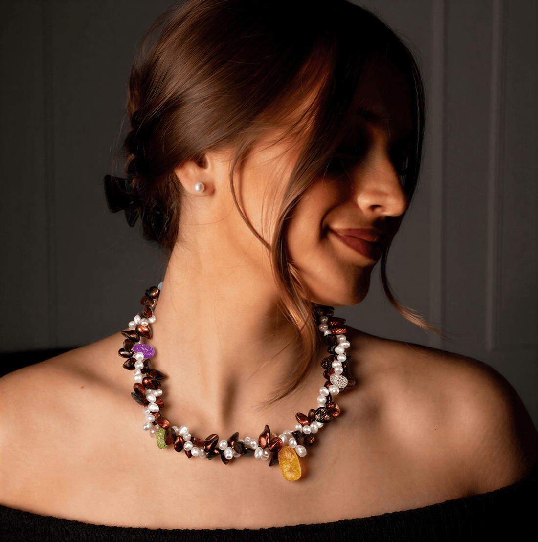 Zoetwater parelketting met witte en rood bruine parels en glaskristallen in 2 rijen op model | Monique