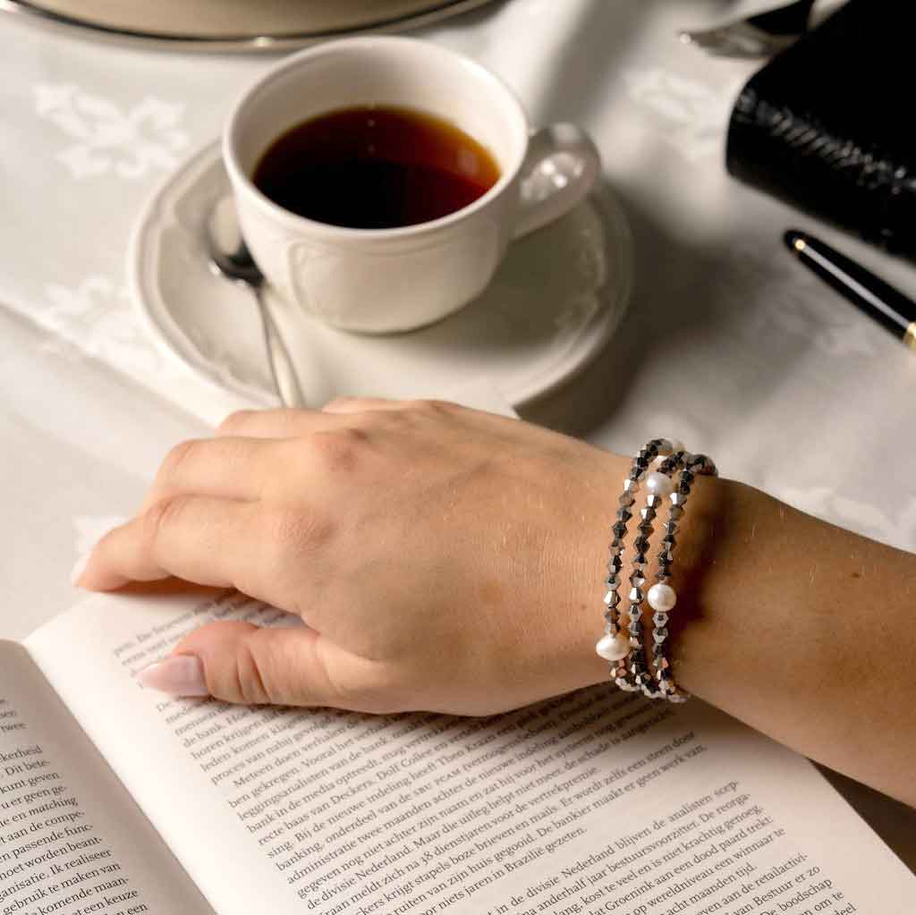 Wit zoetwater parel wikkelarmband met zilver kleurige stras steentjes op model | Pearl W Metalic Silver