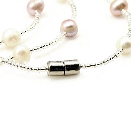 Magneetslotje van zoetwater parel armband met witte, zalm en roze parels | Pearl Wrap