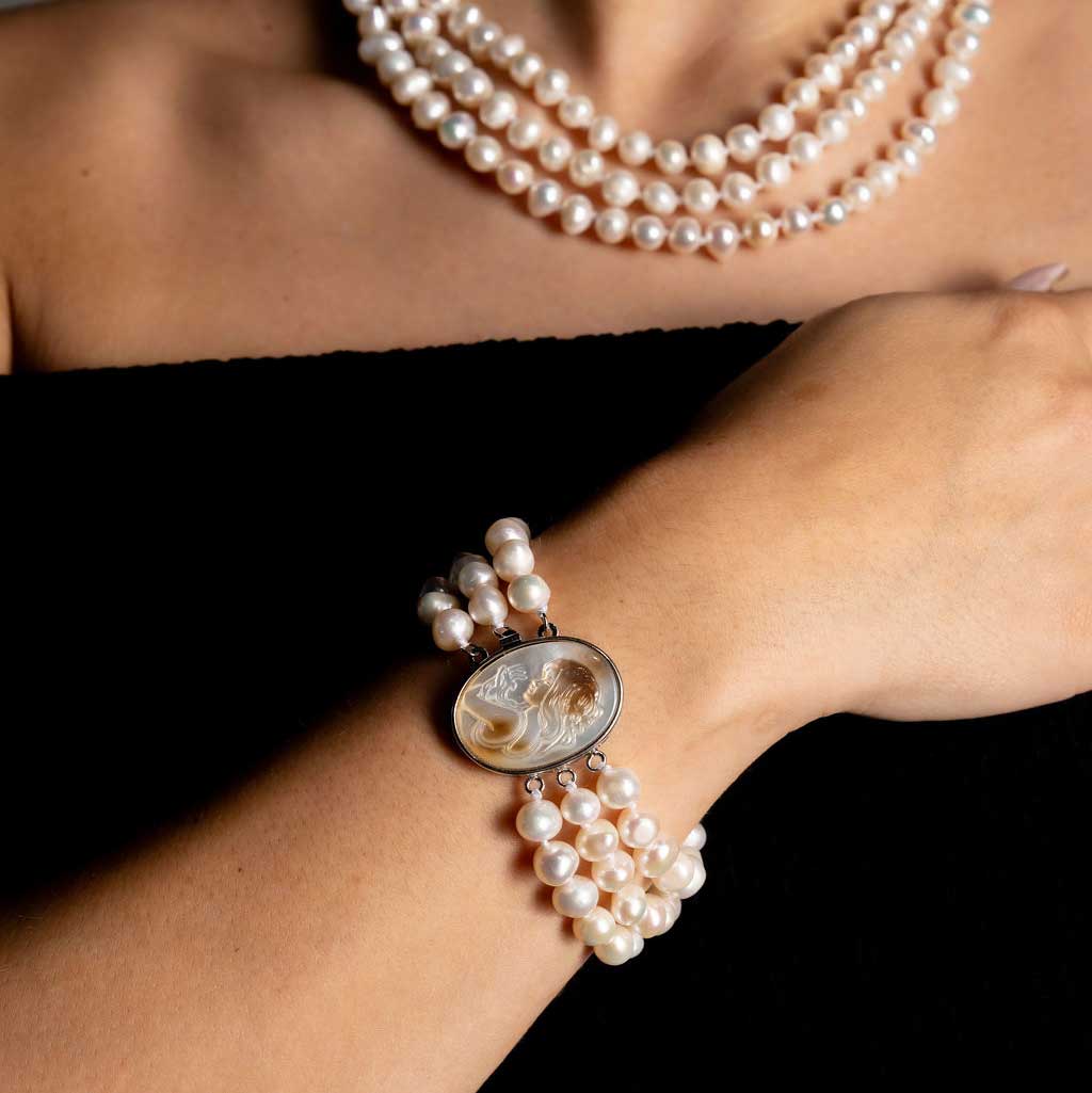 Wit handgeknoopt zoetwater parel armband in 3 rijen met parelmoer op model detail | Victoria