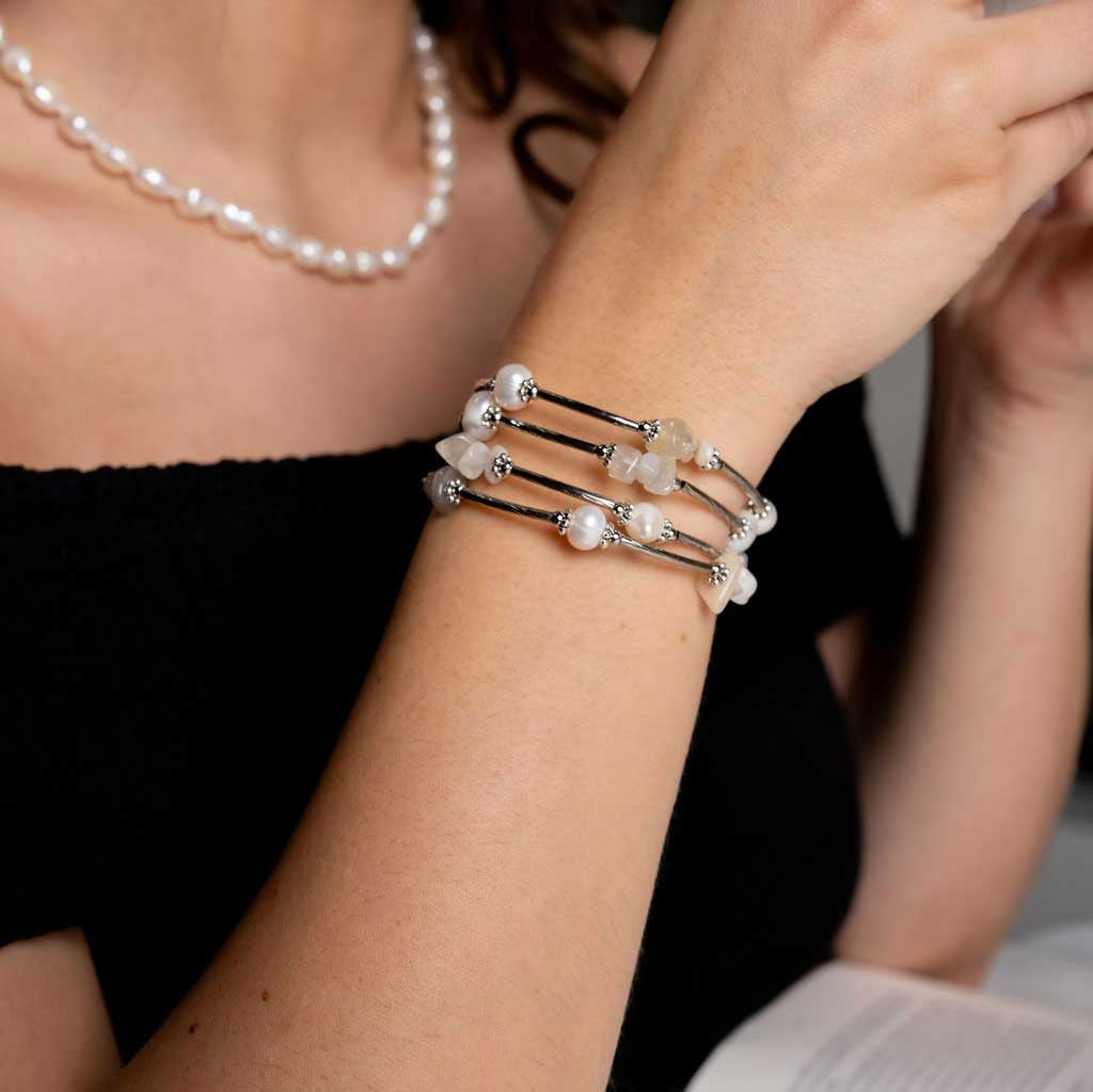 Wit zoetwater parel wikkel armband met edelsteen maansteen en zilver op model | Wrap Pearl Moonstone