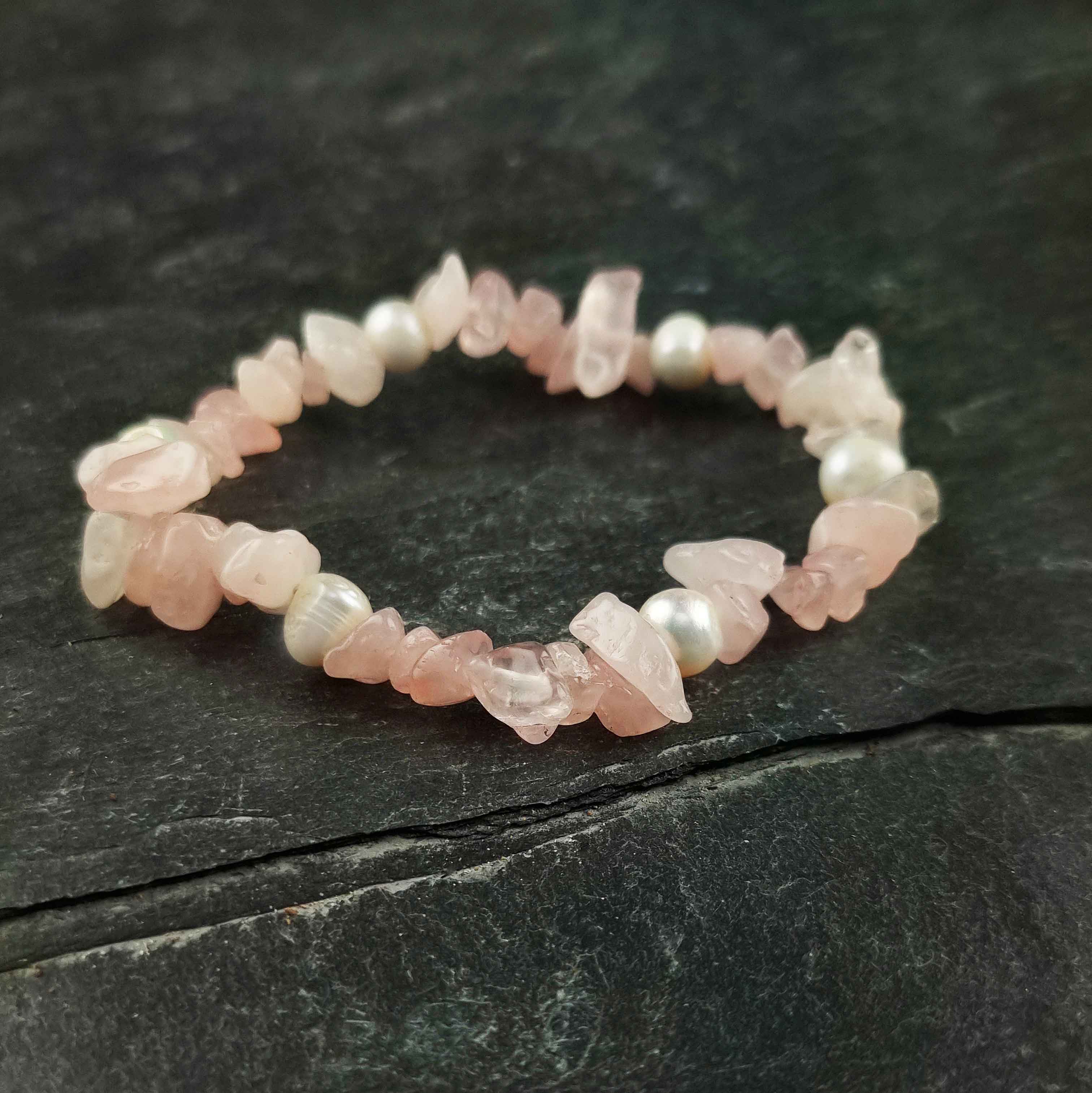 Wit zoetwater parel armband met roze edelstenen rozenkwart liggend op leisteen, elastisch | Pearl Rose Quartz Chip