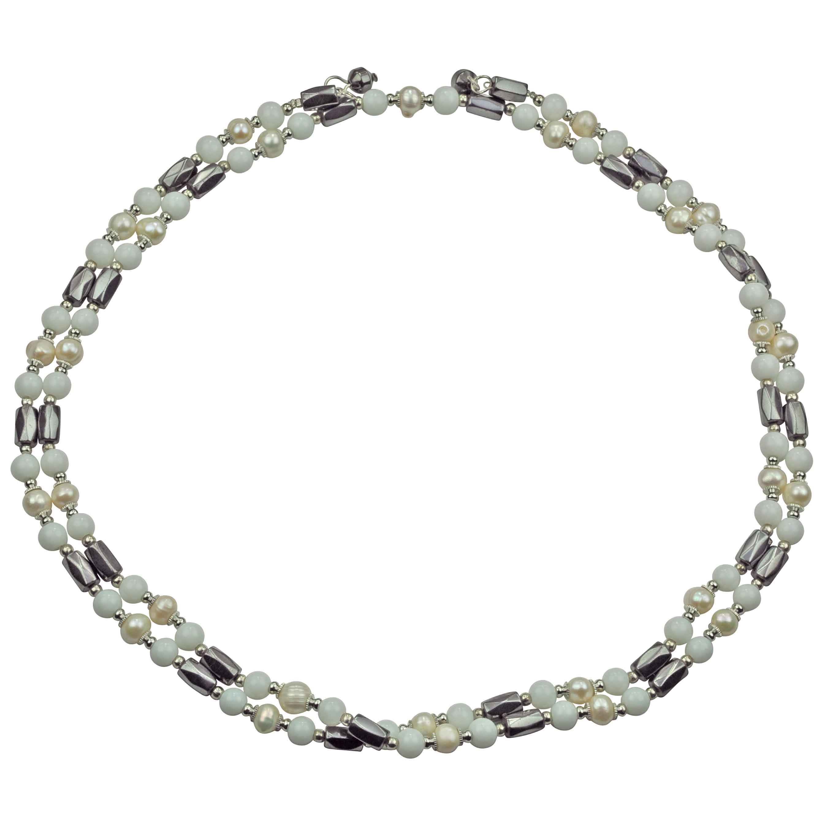 Zoetwater parelketting met witte parels en zwarte edelsteen magnetiet liggend | Pearl Magnetite Wrap