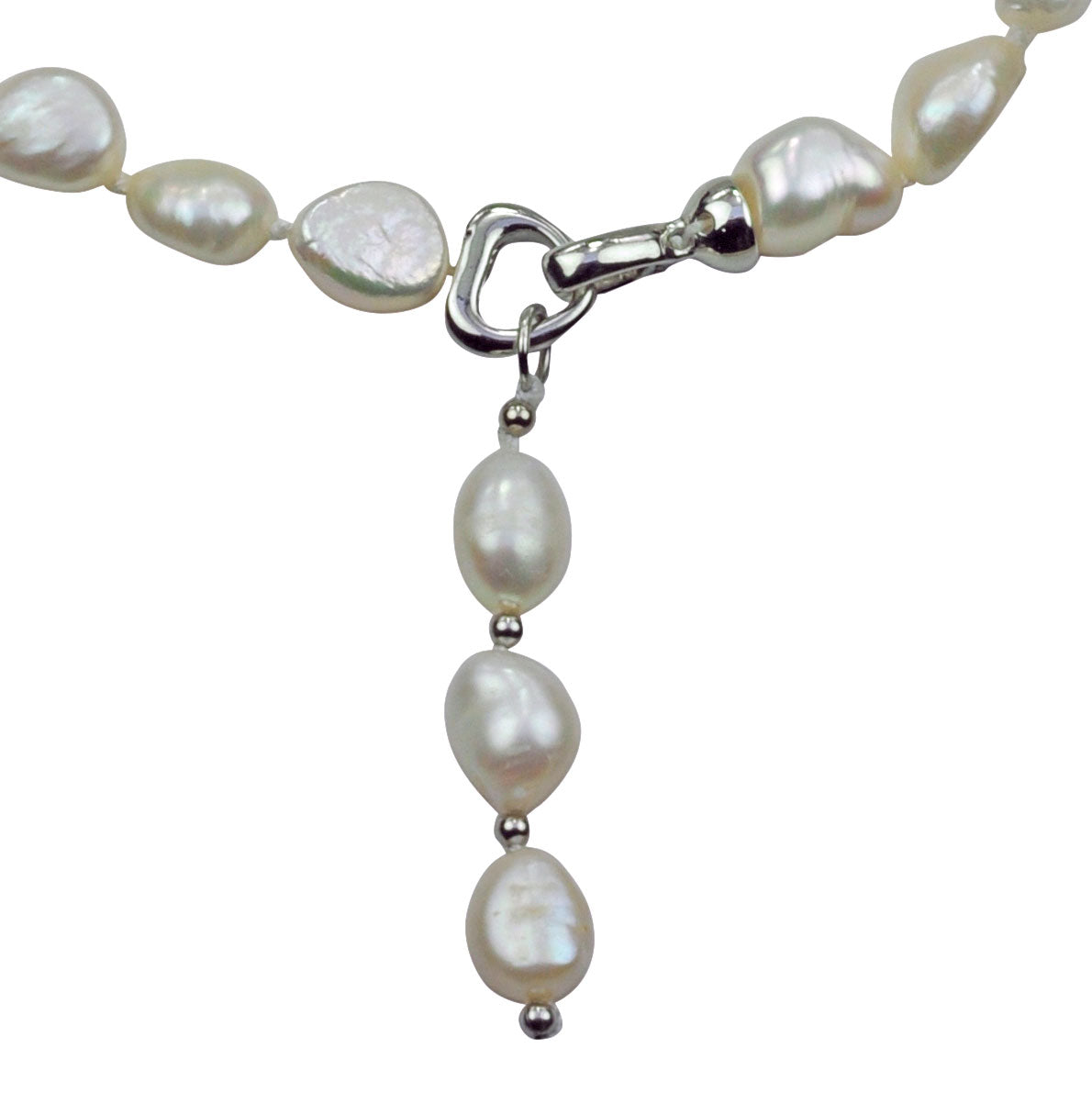 Detail van handgeknoopte zoetwater parelketting met witte parels en hanger | Naan