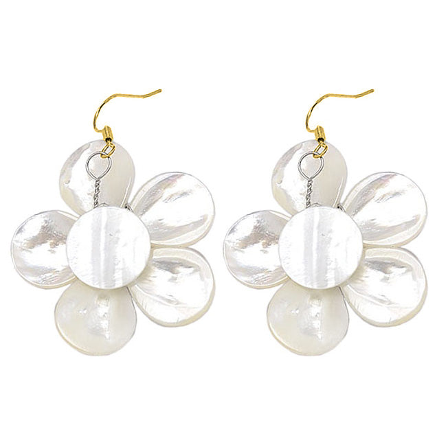 Achterkant van zoetwater parel oorbellen met parelmoeren bloem en goud edelstalen oorbelhaken | set Fleury B Gold