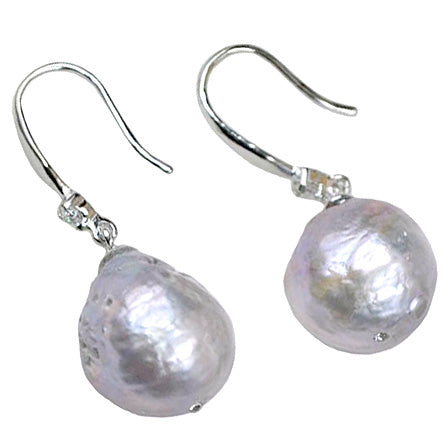 Grijze zoetwater parel oorbellen met sterling zilveren oorbelhaakjes en stras steentje, zijaanzicht| Bling Kasumi Grey Pearl