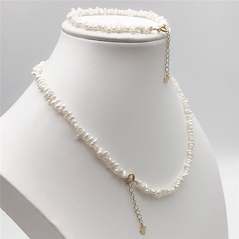 Zoetwater parel set bestaande uit een parelketting en parel armband met kleine witte parels op buste | set Mily