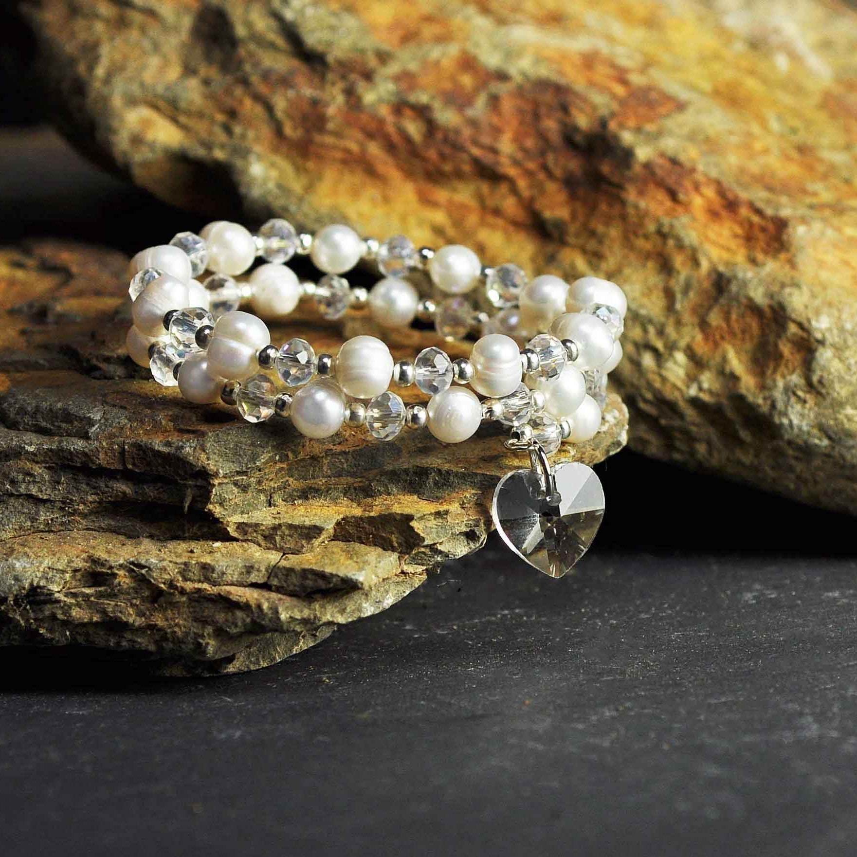 Wit zoetwater parel wikkel armband met kristallen hartje liggend op steen | Wrap Pearl Crystal Heart