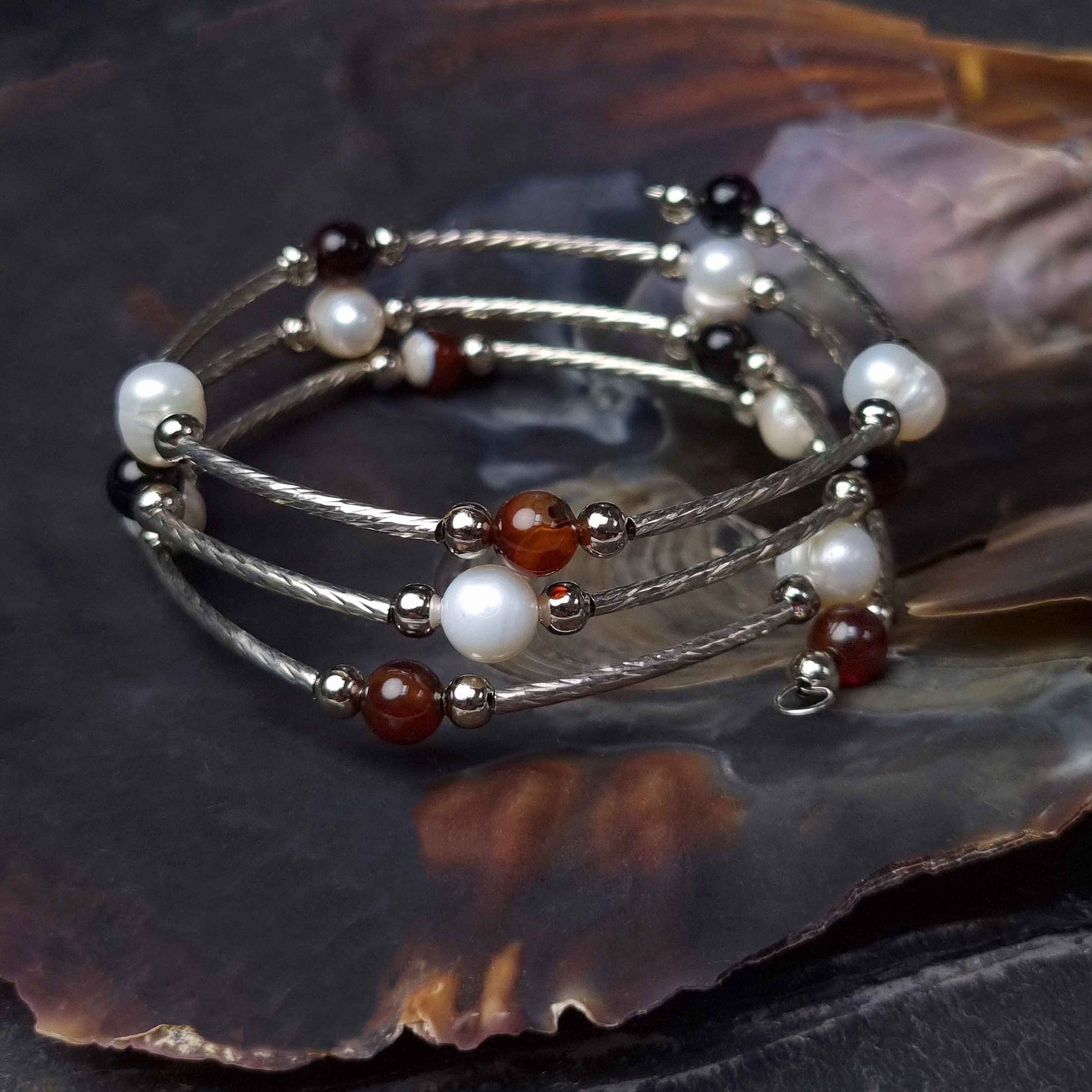 Wit zoetwater parel wikkelarmband met bruine agaat liggend in schelp | Wrap Pearl Brown Striped Agate
