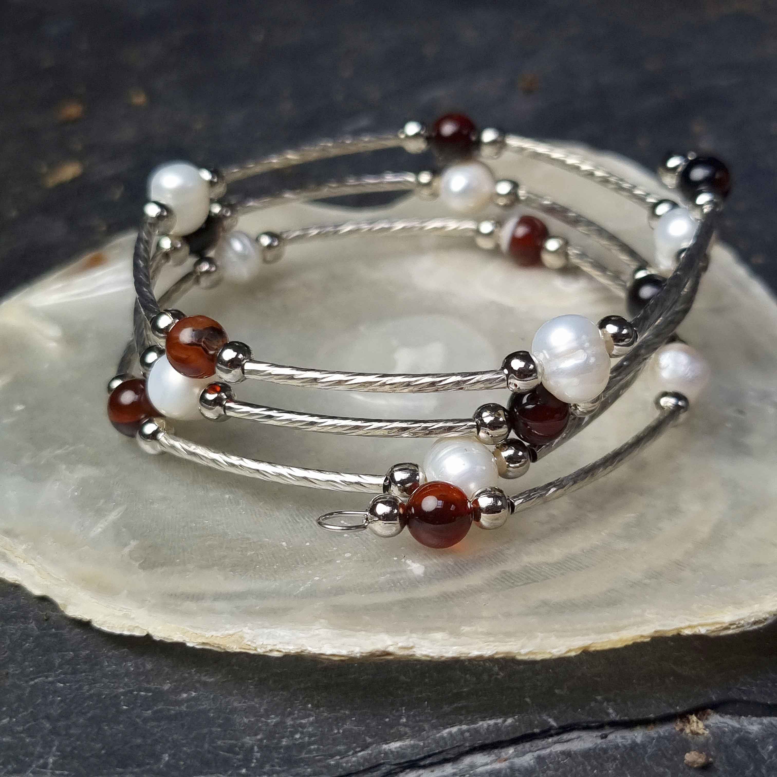 Wit zoetwater parel wikkelarmband met bruine agaat met witte schelp | Wrap Pearl Brown Striped Agate