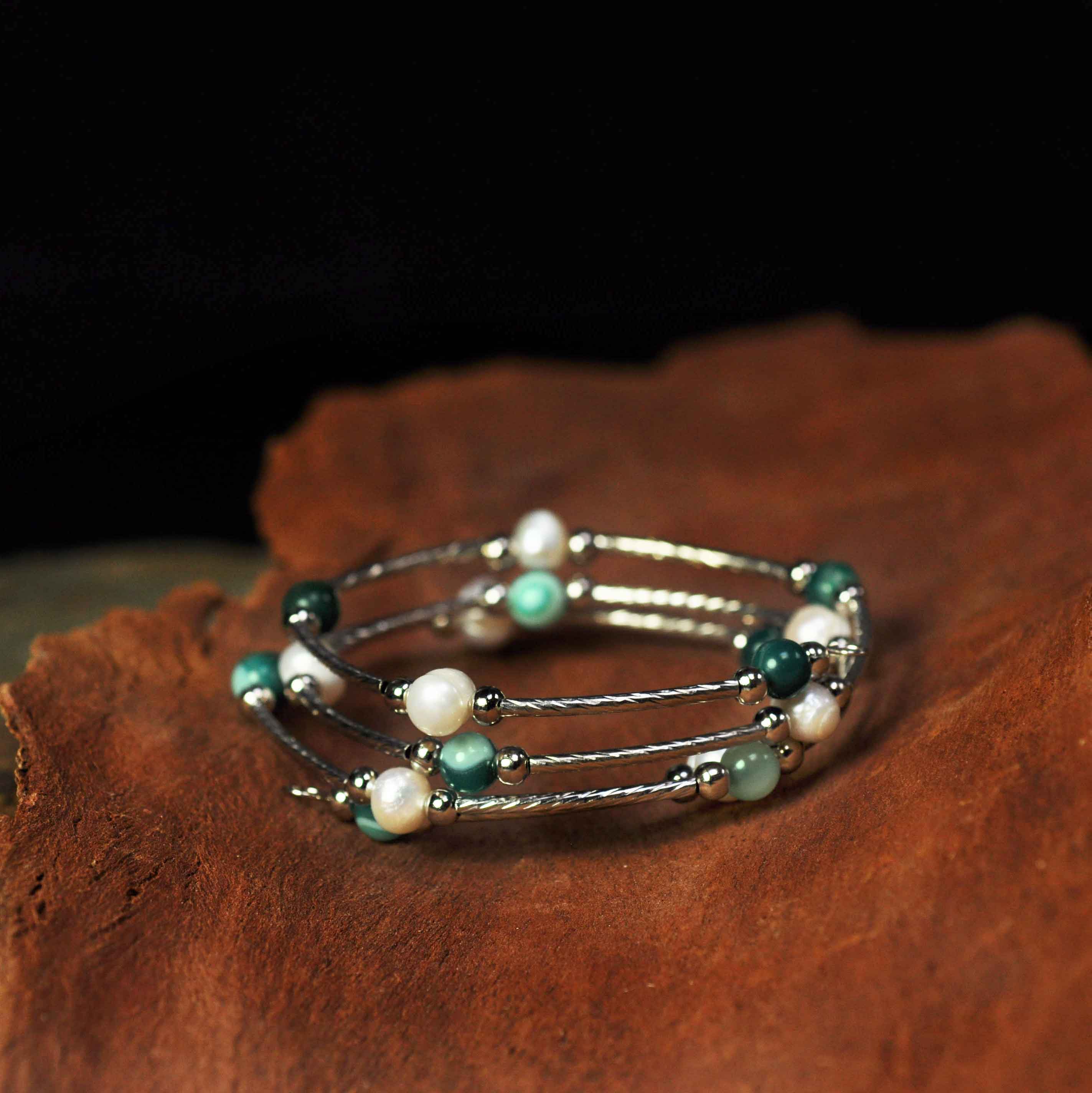 Wit zoetwater parel wikkelarmband met groene agaat liggend op hout | Wrap Pearl Green Striped Agate