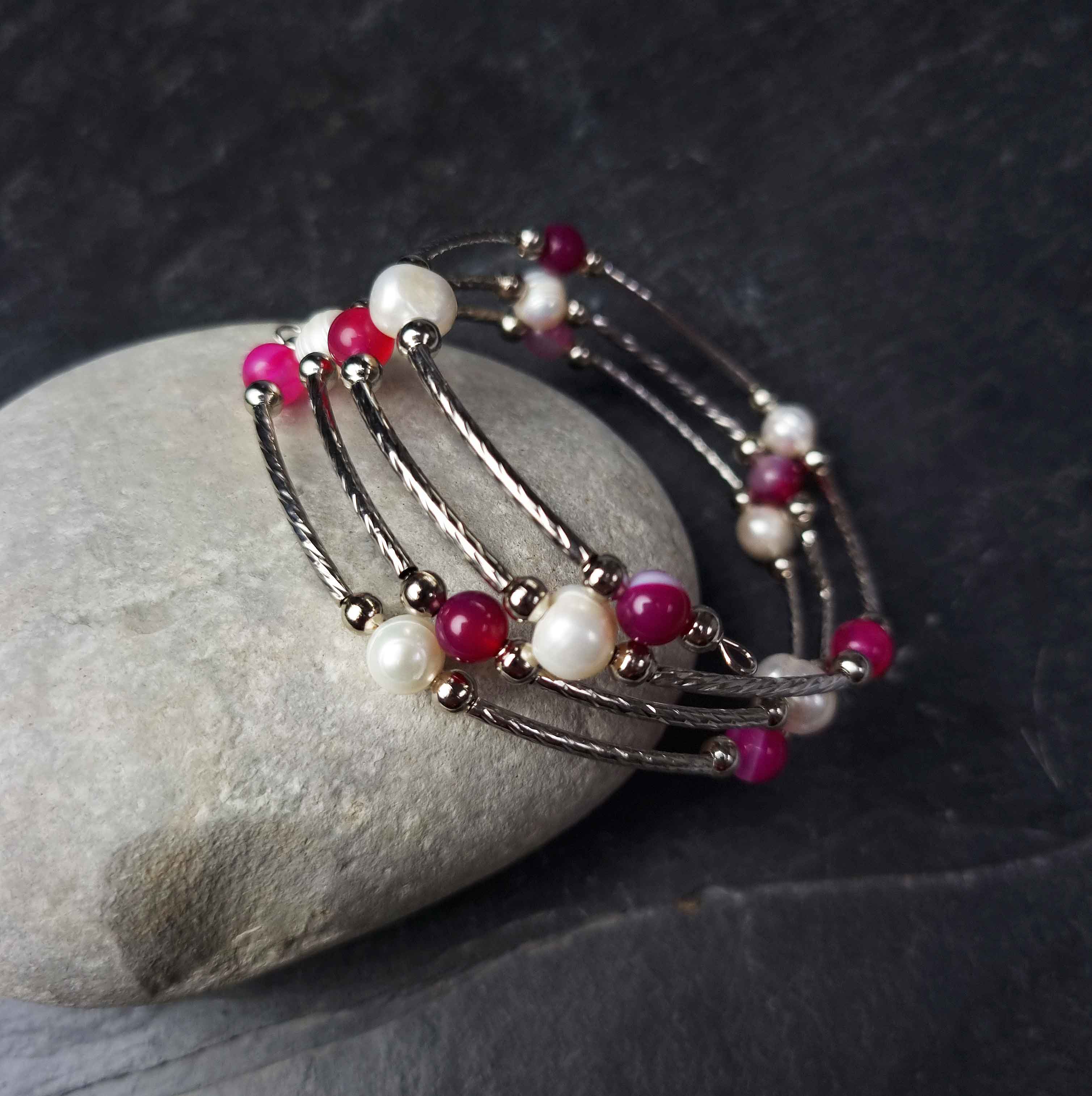 Zijaanzicht van witte zoetwater parel wikkelarmband met roze edelstenen | Wrap Pearl Pink Striped Agate