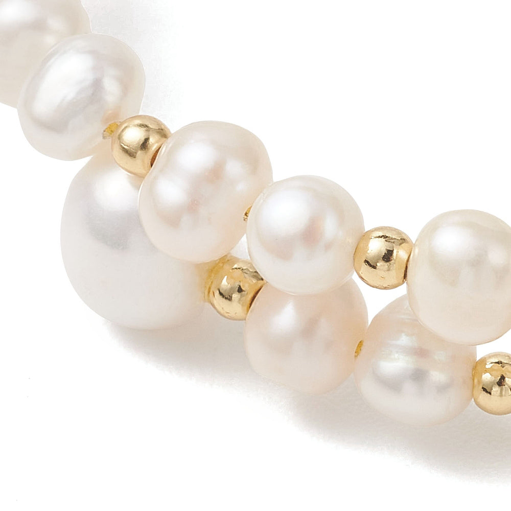 Wit wikkelarmband met echte parels en gouden kraaltjes detail van uiteinden | Paulina