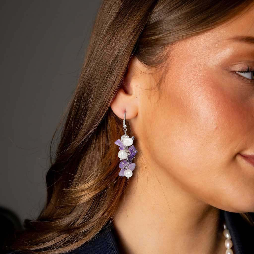 Lange zoetwater parel oorbellen met witte parels en paarse edelsteen amethist op model | Pearl Amethyst Chip