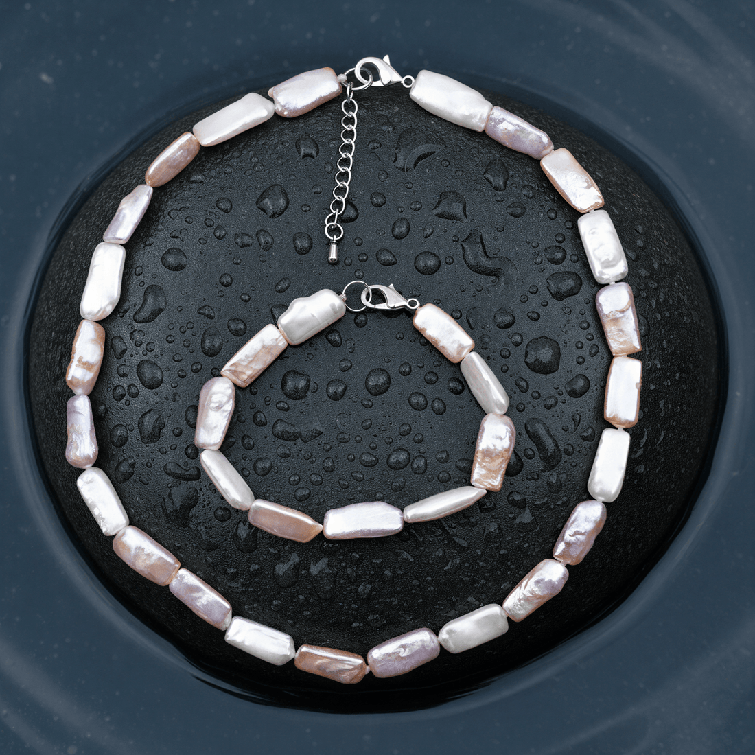 Handgeknoopte zoetwater parel set bestaande uit parelketting en parel armband met witte, zalm en roze rechthoekige parels en sterling zilver (925) | set Pearl Rectangle Soft Colors