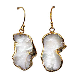 Witte zoetwater parel oorbellen met keshi parels en goud edelstaal | Long Keshi Pearl