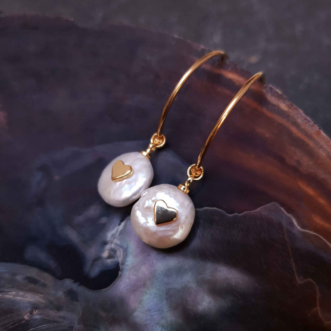 Grote zoetwater parel oorringen met witte parels met hartjes en goud edelstaal hangend in schelp | Golden Hope 25 mm Love Pearl