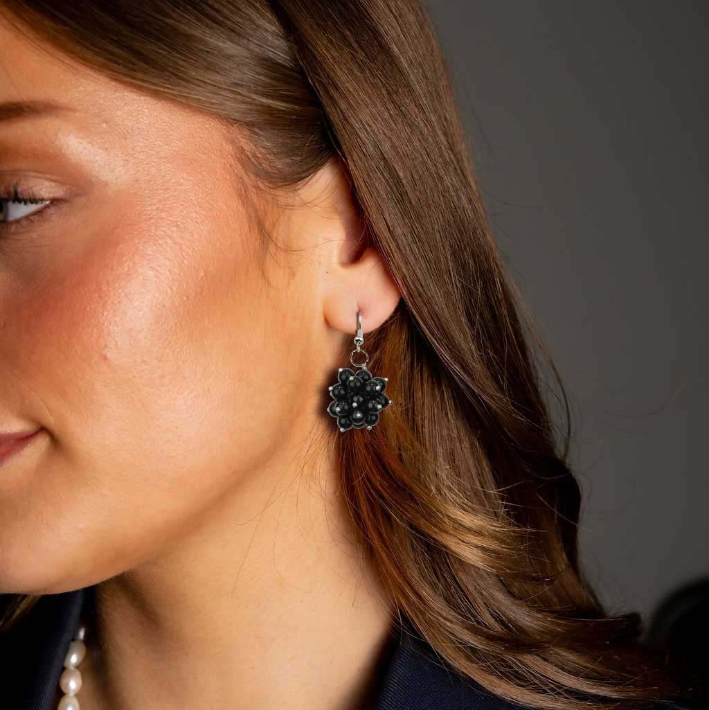 Zwarte edelstenen oorbellen met zwarte agaat en sterling zilver (925) op model | Black Snow Ball