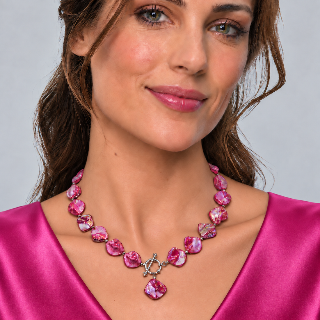 Pink gekleurde parelmoeren schelpen ketting op model met pink top | Shell AB Pink