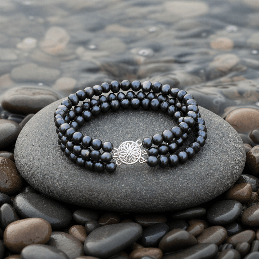 Black Three Baroque Pearl armband bij water - variatie