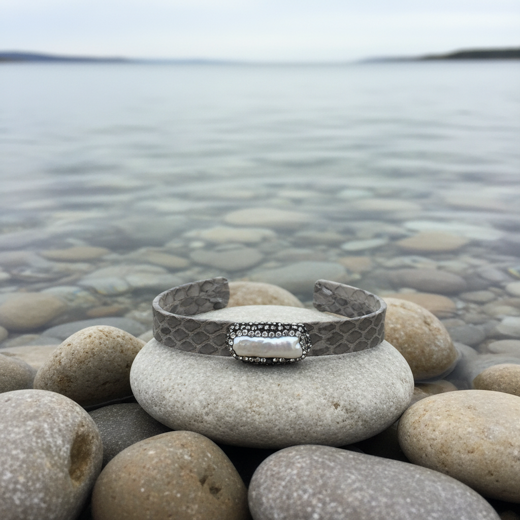 Bright Biwa Pearl Grey Leather armband - variatie