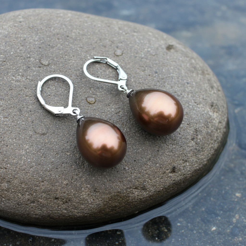 Bruine Mother of pearl parel oorbellen Bolly - close-up detail