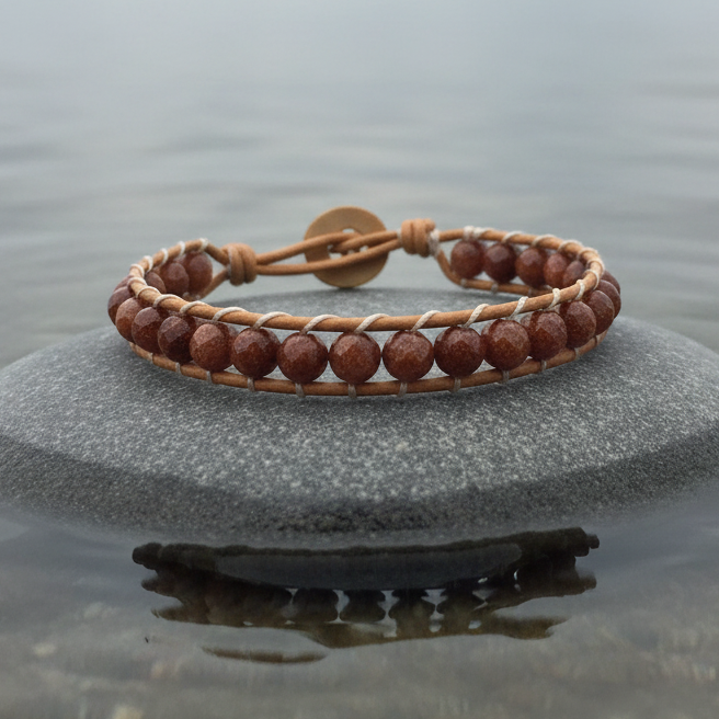 Edelstenen armband Wrap Gold Sand op steen aan het water
