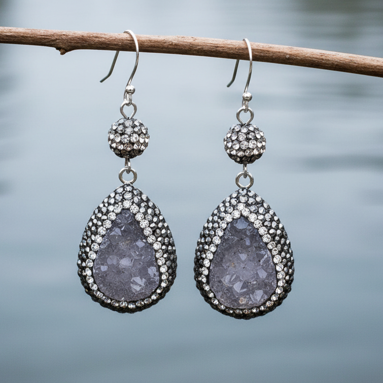 Edelstenen oorbellen Bright Grey Crystal Agate Small aan takje met water