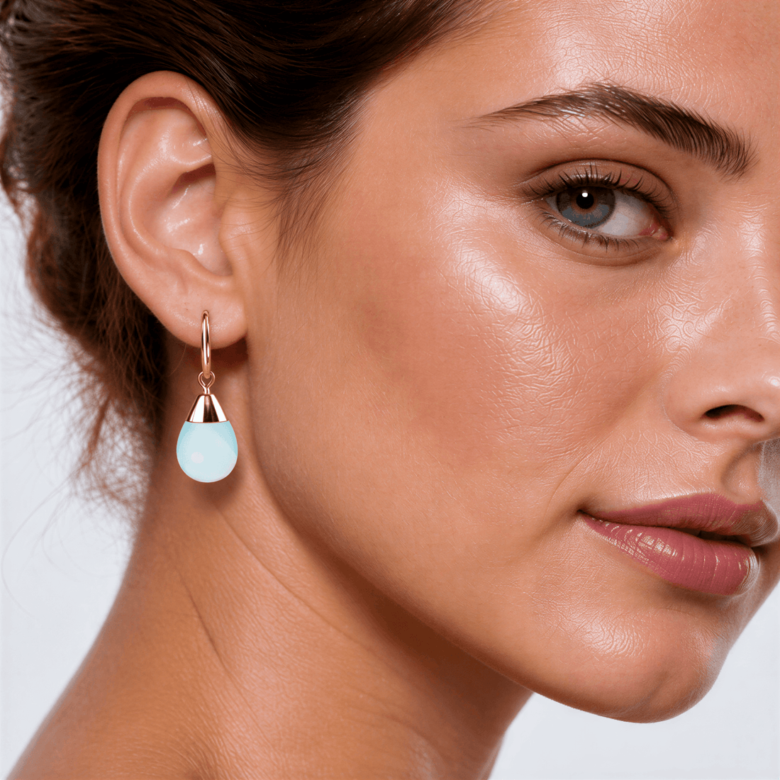 Blauwe edelstenen oorbellen met opaal op model | Gold Dip Sea Opal