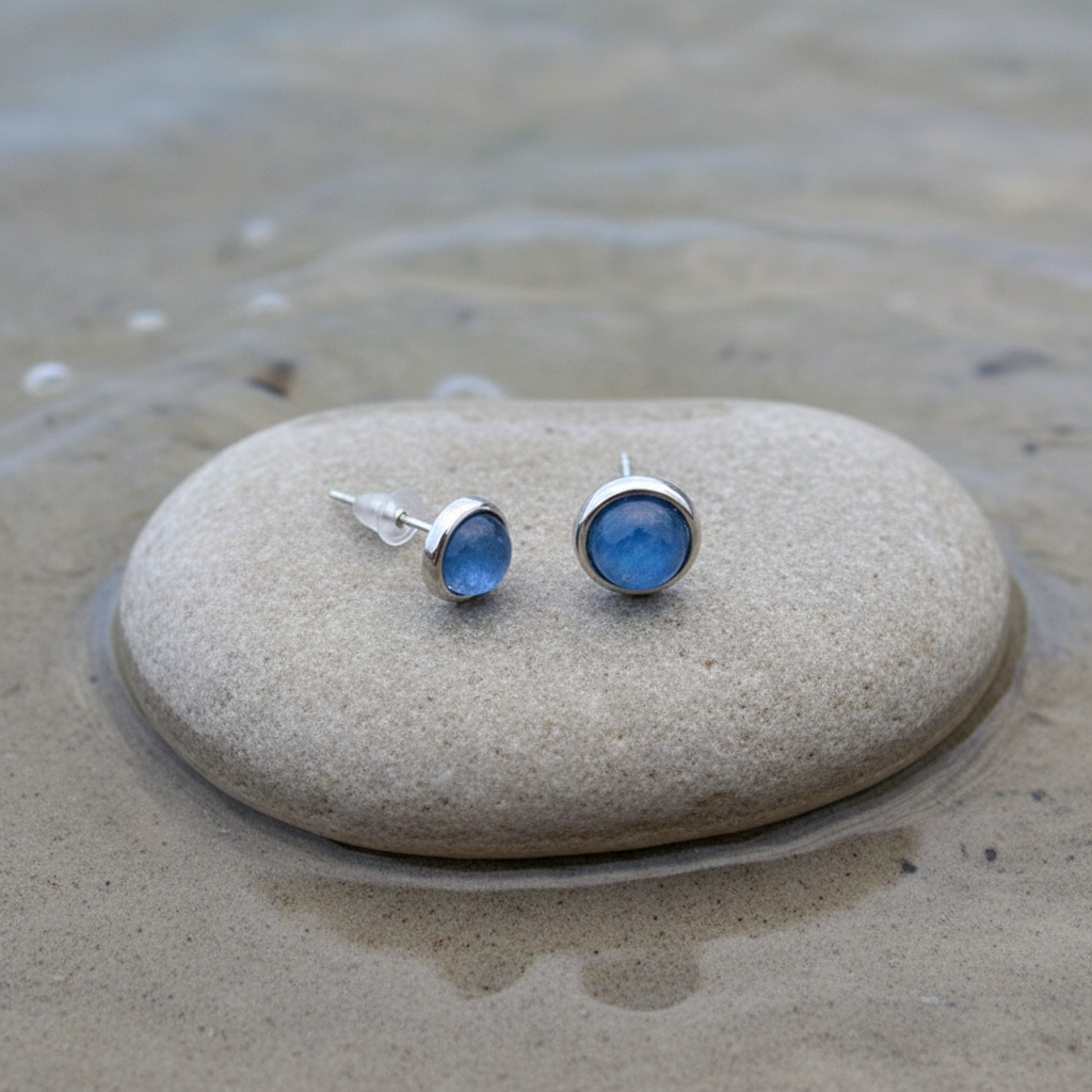 Kyanite oorbellen bovenaanzicht met correcte stekers en doorzichtige backs