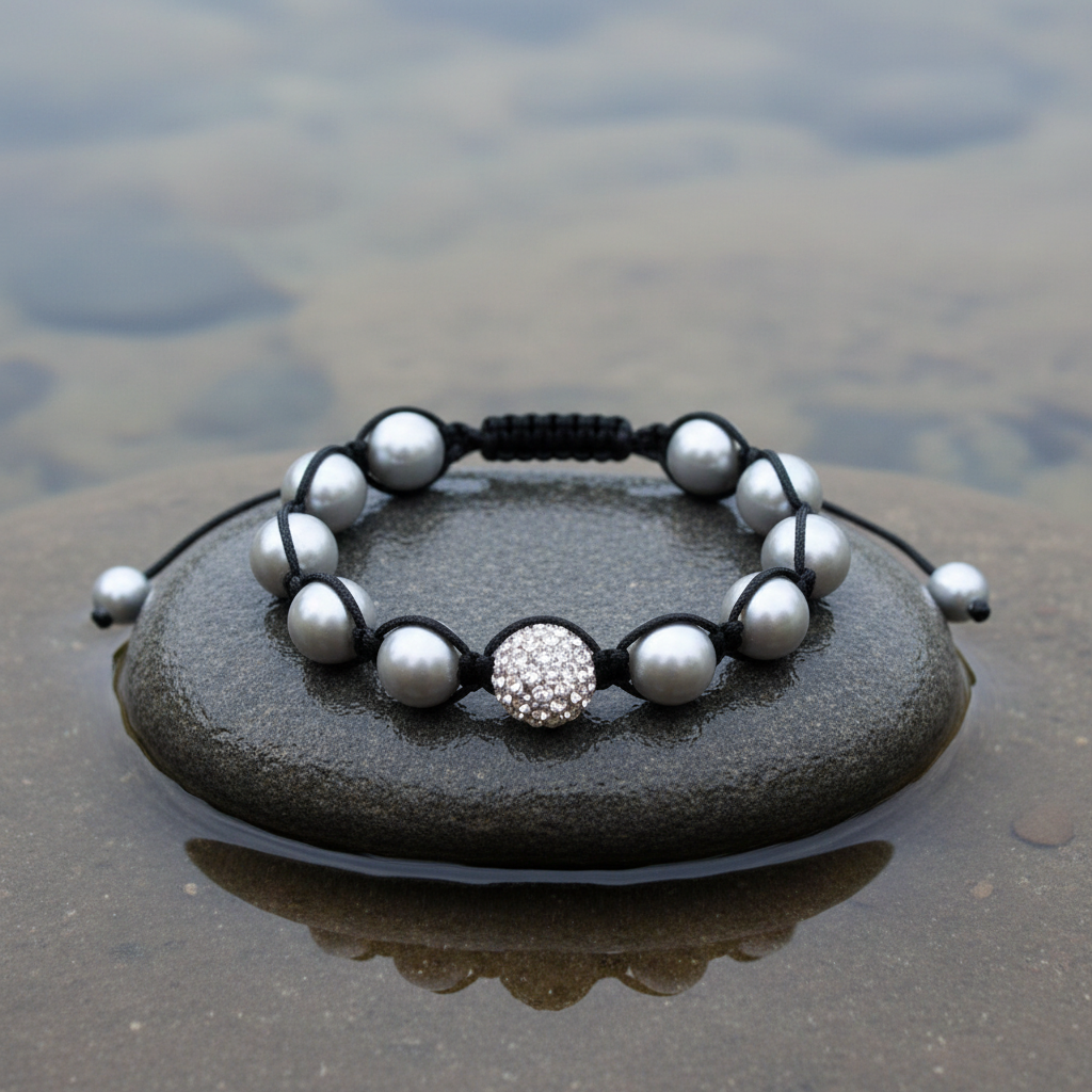 Parel armband met grijze parels en stras steentjes liggend op steen | Sambala Sparkling Grey