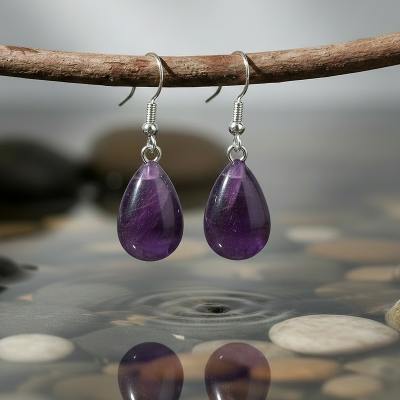 Paarse edelstenen oorbellen met amethist en sterling zilver (925) hangend aan takje boven water | Amethyst Drop