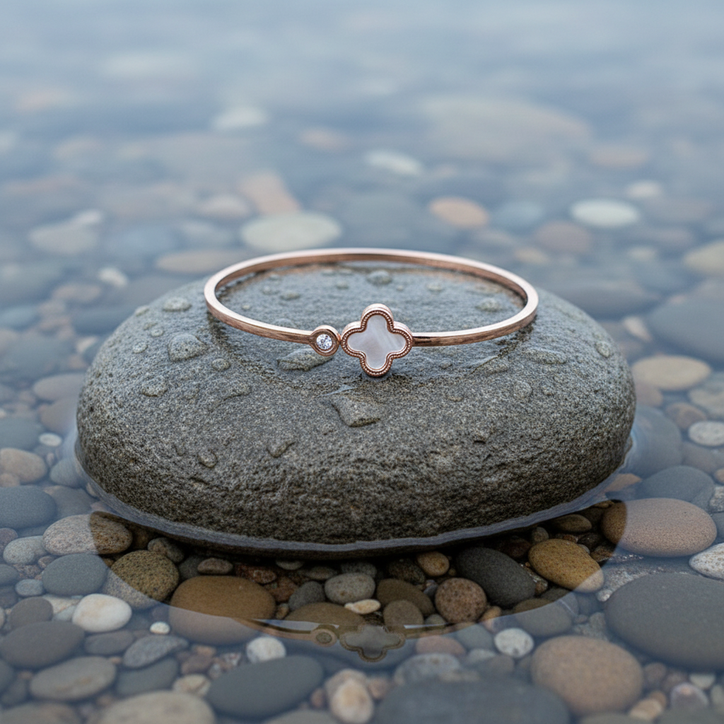 Parelmoeren armband Rose Gold White Shell Bling op realistische grijze steen