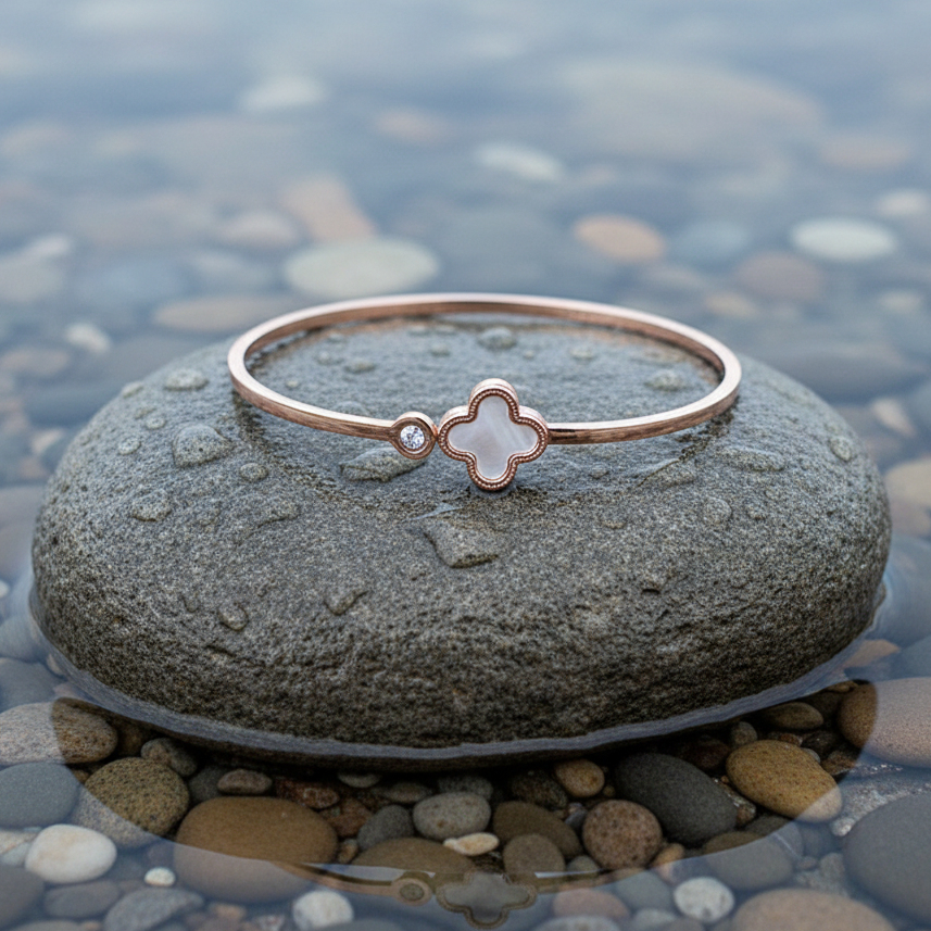 Parelmoeren armband Rose Gold White Shell Bling op realistische grijze steen