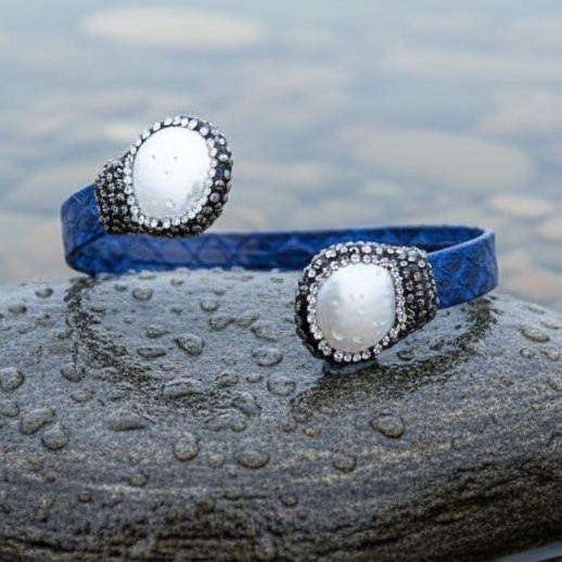 Zoetwater parel armband Bright Two Pearl Blue Leather op realistische grijze steen