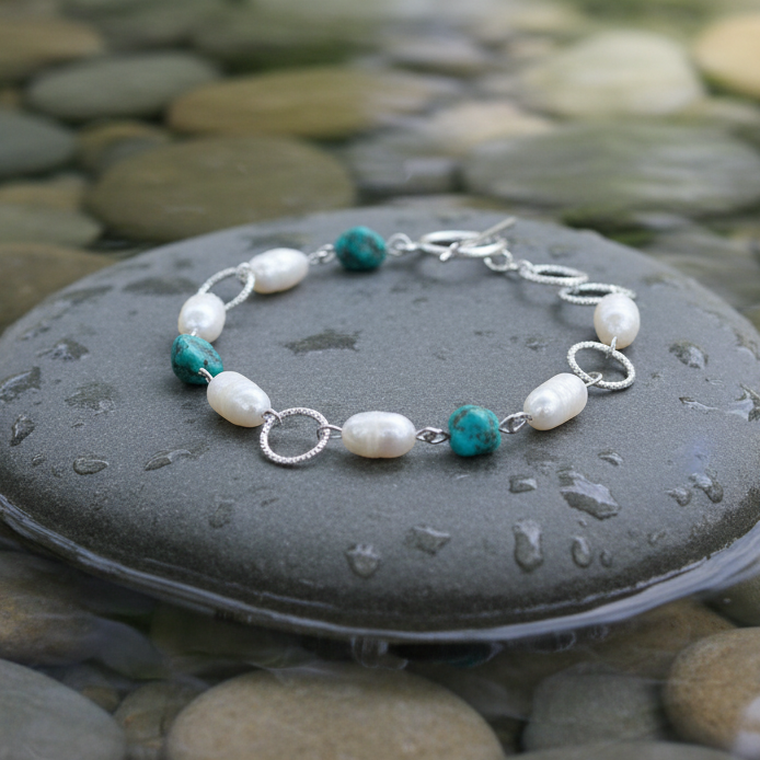 Zoetwater parel armband Lalita Chrysocolla op steen omringd door water - zijaanzicht