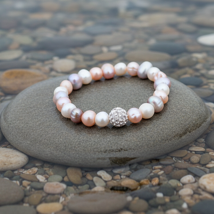 Zoetwater parel armband Maxima Soft Colors op steen bij water