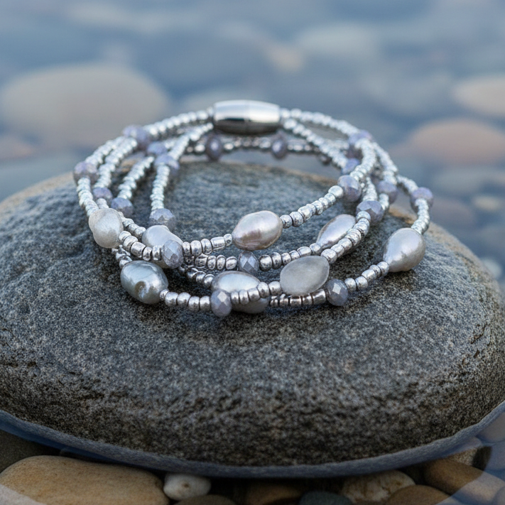 Zoetwater parel armband Shalina Grey op realistische grijze steen