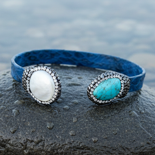 Zoetwater parel en edelstenen armband Bright Pearl Turquoise Blue Leather Small op realistische grijze steen