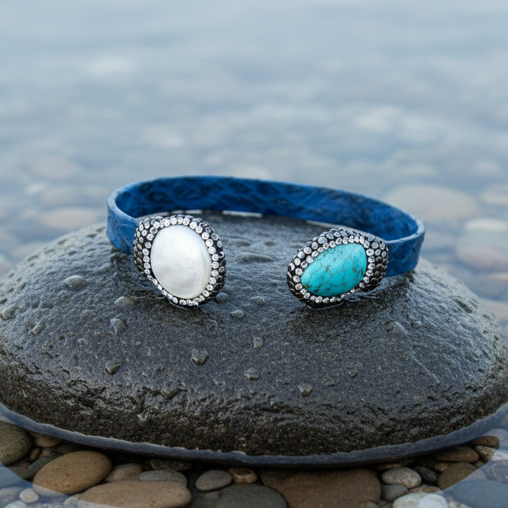 Zoetwater parel en edelstenen armband Bright Pearl Turquoise Blue Leather Small op realistische grijze steen