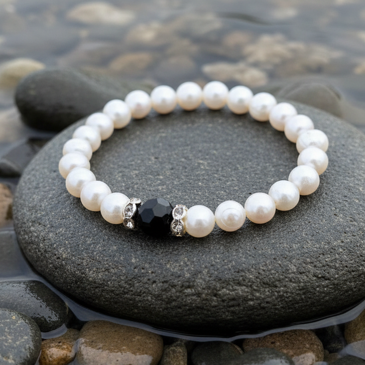 Zoetwater parel en kristallen armband Ezra close-up op natte grijze steen